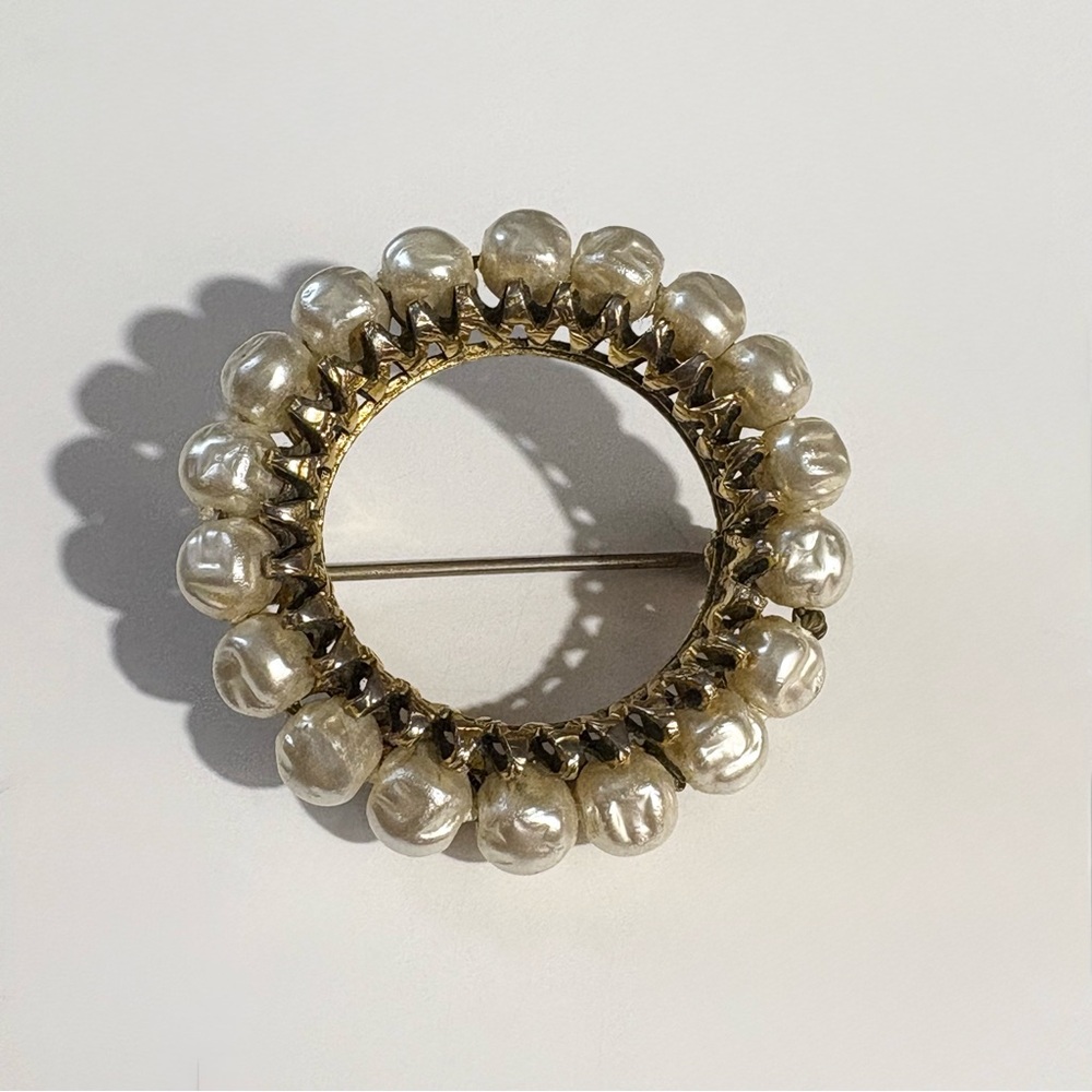 Vintage Faux Pearl Gold Tone Circle Wreath Brooch